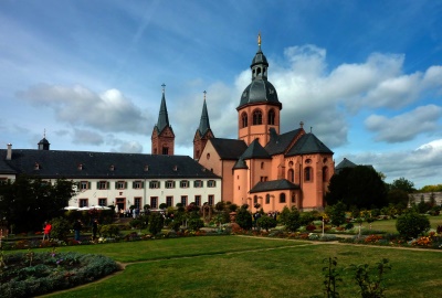 Das Kloster Seligenstadt mit seinen Gartenanlagen und der alten Wassermühle
