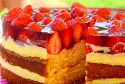 Den Sommer mit einer leichten Erdbeer-Nektarinen-Torte genießen