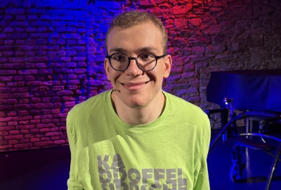 R&uuml;ckblick: Comedian Luis Adam mit Programm &bdquo;Kaddoffelsippsche&ldquo; am 16.04.2026 im Hofgarten Kabarett Aschaffenburg